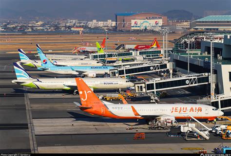 韓國釜山機場叫什麼：其實釜山國際機場（英文：Busan International Airport，IATA三碼：BUS）在韓國語中也有另一個稱呼，那就是「釜山空港」（Busan Kukang），這是一個較為通俗且常見的稱謂，尤其在地圖或路徑指引中經常會看到這個名字。然而，「釜山機場」這個名稱更為人所知，因為它直接明確了這是一個航空運輸設施。而「釜山國際機場」則強調了其作為國際航站樓的功能，特別是在國際航班中，這個名稱更為常見。